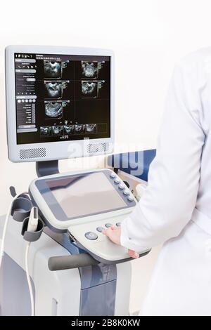 Gynäkologische Zimmer und Ultraschall Gerät mit Fotos. Test- und Ultraschall dating für frau in der Klinik. Stockfoto