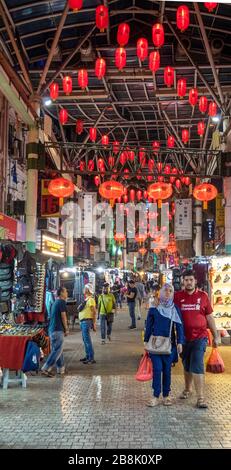 Touristen Shopper in Petaling Street Market bei Nacht Kuala Lumpur Malaysia. Stockfoto