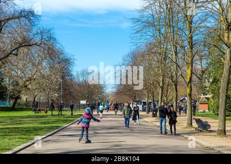 22. März 2020 - London, Großbritannien - globale Coronavirus Pandemie, große Gruppen von Menschen, die Victoria Park besuchen, obwohl die Regierung die Menschen dazu auffordert, zu Hause zu bleiben und soziale Distanzierungen zu praktizieren, um die Ausbreitung des Coronavirus Covid-19 zu verhindern, Menschen, die einen Spaziergang im Park Unternehmen Stockfoto