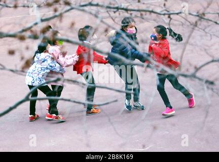 Peking, China. März 2020. Kinder spielen auf dem öffentlichen Gebiet einer Wohnanlage im Xicheng-Distrikt in Peking, Hauptstadt Chinas, am 11. März 2020. Credit: Lan Hongkong/Xinhua/Alamy Live News Stockfoto