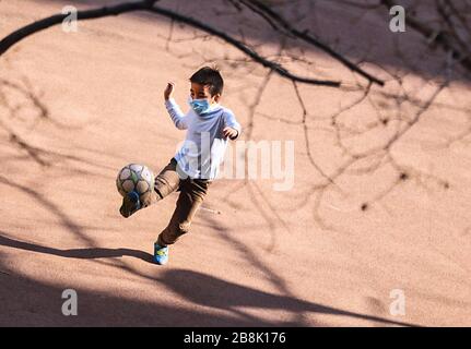 Peking, China. März 2020. Ein Junge spielt Fußball auf dem öffentlichen Gebiet einer Wohnanlage im Xicheng-Distrikt in Peking, der Hauptstadt Chinas, am 17. März 2020. Credit: Lan Hongkong/Xinhua/Alamy Live News Stockfoto