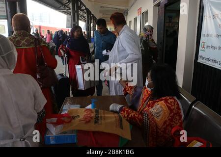 Covid 19 13Mar 2020 dhaka bangladesch Ein Gesundheitspersonal aus bangladesch scannt die Passagiere des Zuges aus indien an der dhaka Cantormant Railst Stockfoto