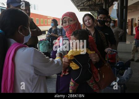 Covid 19 13Mar 2020 dhaka bangladesch Ein Gesundheitspersonal aus bangladesch scannt die Passagiere des Zuges aus indien an der dhaka Cantormant Railst Stockfoto