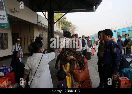 Covid 19 13Mar 2020 dhaka bangladesch Ein Gesundheitspersonal aus bangladesch scannt die Passagiere des Zuges aus indien an der dhaka Cantormant Railst Stockfoto