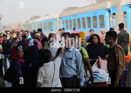 Covid 19 13Mar 2020 dhaka bangladesch Ein Gesundheitspersonal aus bangladesch scannt die Passagiere des Zuges aus indien an der dhaka Cantormant Railst Stockfoto