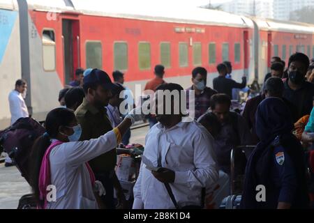 Covid 19 13Mar 2020 dhaka bangladesch Ein Gesundheitspersonal aus bangladesch scannt die Passagiere des Zuges aus indien an der dhaka Cantormant Railst Stockfoto