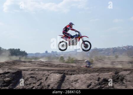 Ein Bild von einem Biker einen Stunt und springt in der Luft Stockfoto