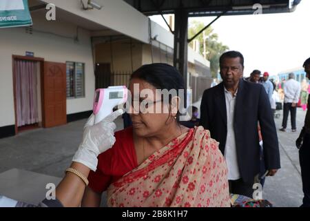 Covid 19 13Mar 2020 dhaka bangladesch Ein Gesundheitspersonal aus bangladesch scannt die Passagiere des Zuges aus indien an der dhaka Cantormant Railst Stockfoto