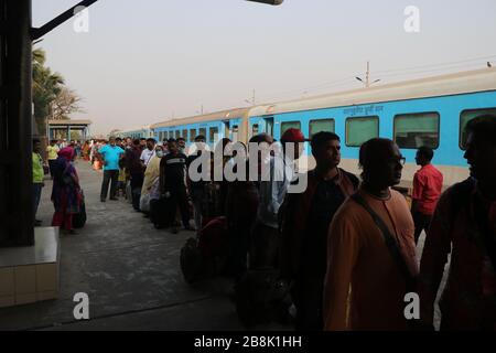 Covid 19 13Mar 2020 dhaka bangladesch Ein Gesundheitspersonal aus bangladesch scannt die Passagiere des Zuges aus indien an der dhaka Cantormant Railst Stockfoto