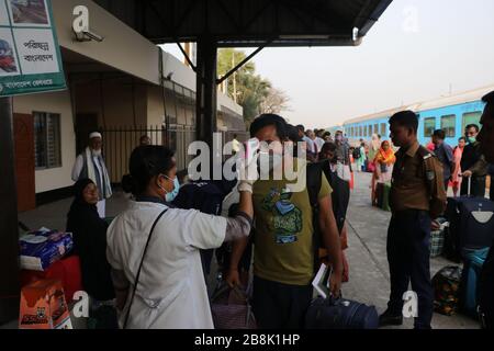 Covid 19 13Mar 2020 dhaka bangladesch Ein Gesundheitspersonal aus bangladesch scannt die Passagiere des Zuges aus indien an der dhaka Cantormant Railst Stockfoto