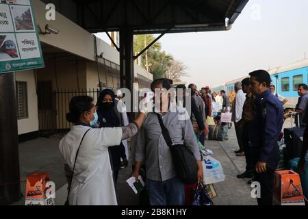 Covid 19 13Mar 2020 dhaka bangladesch Ein Gesundheitspersonal aus bangladesch scannt die Passagiere des Zuges aus indien an der dhaka Cantormant Railst Stockfoto