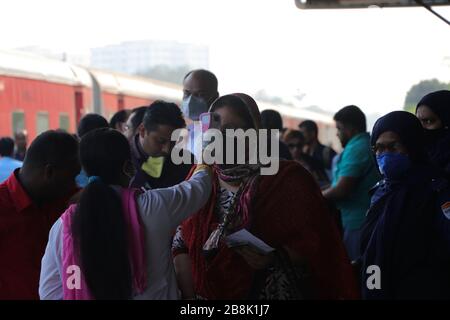 Covid 19 13Mar 2020 dhaka bangladesch Ein Gesundheitspersonal aus bangladesch scannt die Passagiere des Zuges aus indien an der dhaka Cantormant Railst Stockfoto