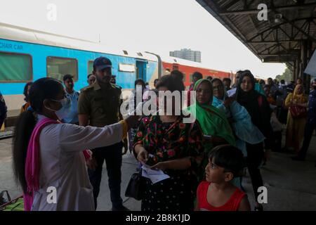 Covid 19 13Mar 2020 dhaka bangladesch Ein Gesundheitspersonal aus bangladesch scannt die Passagiere des Zuges aus indien an der dhaka Cantormant Railst Stockfoto