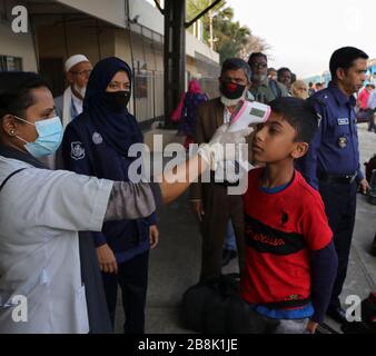 Covid 19 13Mar 2020 dhaka bangladesch Ein Gesundheitspersonal aus bangladesch scannt die Passagiere des Zuges aus indien an der dhaka Cantormant Railst Stockfoto