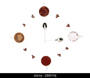 Kreative Stillleben von Kaffee und seinen Zutaten, die eine Uhr zeichnen Stockfoto