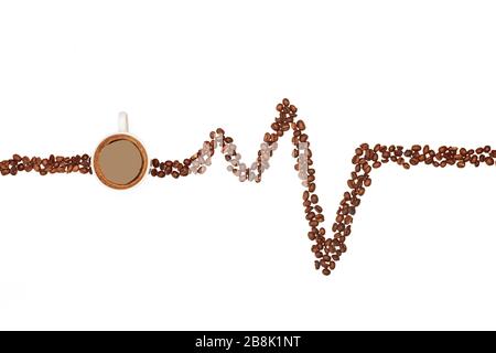 Kreative Stillleben von flüssigen und Kaffeebohnen, die ein Elektrokardiogramm zeichnen Stockfoto