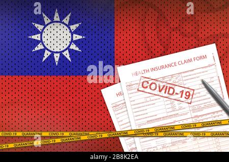 Taiwan-Flagge und Krankenversicherungsformular mit Kovid-19-Stempel. Coronavirus oder pandemic 2019-nCov Virus-Konzept Stockfoto