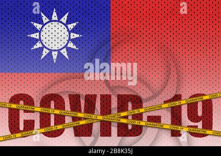 Taiwan-Flagge und Covid-19-Beschriftung mit orangefarbenem Quarantänegrenzband. Coronavirus oder pandemic 2019-nCov Virus-Konzept Stockfoto