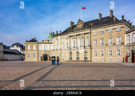 Wachwechsel am Amalienborg Slot (Schloss Amalienborg) Kopenhagen Dänemark. Stockfoto