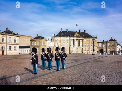 Wachwechsel am Amalienborg Slot (Schloss Amalienborg) Kopenhagen Dänemark. Stockfoto