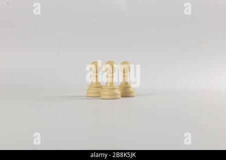 Weiße mehrzeilige Figuren isoliert auf weißem Hintergrund Stockfoto