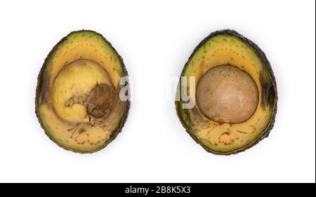 Avocado-Scheiben vor weißem Hintergrund absetzen Stockfoto