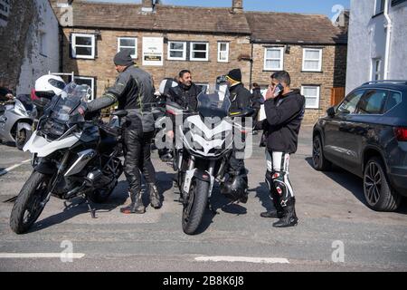 Hawes, North Yorkshire, Großbritannien. 22. März 2020. Hawes in Wensleydale, North Yorkshire, war überfüllt mit Besuchern, viele von ihnen Motorradfahrer aus ganz Nordengland, ignorierten den Rat der Regierung, während des Covid-19-Ausbruchs zu Hause zu bleiben, und schürten die Spannungen mit der lokalen isolierten ländlichen Gemeinde. Quelle: Wayne HUTCHINSON/Alamy Live News Stockfoto