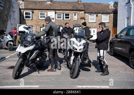 Hawes, North Yorkshire, Großbritannien. 22. März 2020. Hawes in Wensleydale, North Yorkshire, war überfüllt mit Besuchern, viele von ihnen Motorradfahrer aus ganz Nordengland, ignorierten den Rat der Regierung, während des Covid-19-Ausbruchs zu Hause zu bleiben, und schürten die Spannungen mit der lokalen isolierten ländlichen Gemeinde. Quelle: Wayne HUTCHINSON/Alamy Live News Stockfoto