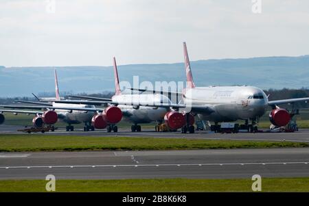 Prestwick, Schottland, Großbritannien. März 2020. Drei Airbus A340 im Besitz von Virgin Atlantic geparkt und im Lager am Flughafen Glasgow Prestwick. Viele Fluggesellschaften haben überschüssige Flugzeuge am Flughafen und in anderen Teilen Großbritanniens geparkt, weil die Passagierzahlen und Flüge während der Coronavirus Pandemie gesunken sind. Iain Masterton/Alamy Live News. Stockfoto