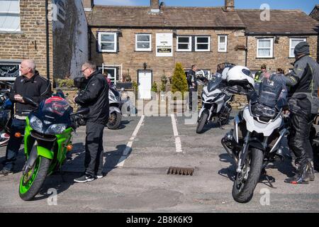 Hawes, North Yorkshire, Großbritannien. 22. März 2020. Hawes in Wensleydale, North Yorkshire, war überfüllt mit Besuchern, viele von ihnen Motorradfahrer aus ganz Nordengland, ignorierten den Rat der Regierung, während des Covid-19-Ausbruchs zu Hause zu bleiben, und schürten die Spannungen mit der lokalen isolierten ländlichen Gemeinde. Quelle: Wayne HUTCHINSON/Alamy Live News Stockfoto