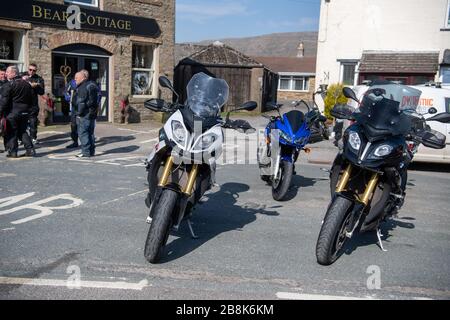 Hawes, North Yorkshire, Großbritannien. 22. März 2020. Hawes in Wensleydale, North Yorkshire, war überfüllt mit Besuchern, viele von ihnen Motorradfahrer aus ganz Nordengland, ignorierten den Rat der Regierung, während des Covid-19-Ausbruchs zu Hause zu bleiben, und schürten die Spannungen mit der lokalen isolierten ländlichen Gemeinde. Quelle: Wayne HUTCHINSON/Alamy Live News Stockfoto