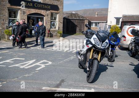 Hawes, North Yorkshire, Großbritannien. 22. März 2020. Hawes in Wensleydale, North Yorkshire, war überfüllt mit Besuchern, viele von ihnen Motorradfahrer aus ganz Nordengland, ignorierten den Rat der Regierung, während des Covid-19-Ausbruchs zu Hause zu bleiben, und schürten die Spannungen mit der lokalen isolierten ländlichen Gemeinde. Quelle: Wayne HUTCHINSON/Alamy Live News Stockfoto