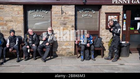 Hawes, North Yorkshire, Großbritannien. 22. März 2020. Hawes in Wensleydale, North Yorkshire, war überfüllt mit Besuchern, viele von ihnen Motorradfahrer aus ganz Nordengland, ignorierten den Rat der Regierung, während des Covid-19-Ausbruchs zu Hause zu bleiben, und schürten die Spannungen mit der lokalen isolierten ländlichen Gemeinde. Quelle: Wayne HUTCHINSON/Alamy Live News Stockfoto