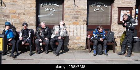 Hawes, North Yorkshire, Großbritannien. 22. März 2020. Hawes in Wensleydale, North Yorkshire, war überfüllt mit Besuchern, viele von ihnen Motorradfahrer aus ganz Nordengland, ignorierten den Rat der Regierung, während des Covid-19-Ausbruchs zu Hause zu bleiben, und schürten die Spannungen mit der lokalen isolierten ländlichen Gemeinde. Quelle: Wayne HUTCHINSON/Alamy Live News Stockfoto