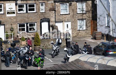 Hawes, North Yorkshire, Großbritannien. 22. März 2020. Hawes in Wensleydale, North Yorkshire, war überfüllt mit Besuchern, viele von ihnen Motorradfahrer aus ganz Nordengland, ignorierten den Rat der Regierung, während des Covid-19-Ausbruchs zu Hause zu bleiben, und schürten die Spannungen mit der lokalen isolierten ländlichen Gemeinde. Quelle: Wayne HUTCHINSON/Alamy Live News Stockfoto