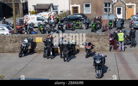 Hawes, North Yorkshire, Großbritannien. 22. März 2020. Hawes in Wensleydale, North Yorkshire, war überfüllt mit Besuchern, viele von ihnen Motorradfahrer aus ganz Nordengland, ignorierten den Rat der Regierung, während des Covid-19-Ausbruchs zu Hause zu bleiben, und schürten die Spannungen mit der lokalen isolierten ländlichen Gemeinde. Quelle: Wayne HUTCHINSON/Alamy Live News Stockfoto