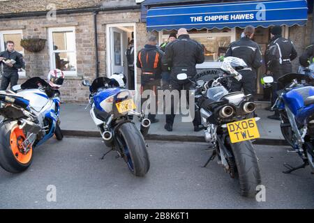 Hawes, North Yorkshire, Großbritannien. 22. März 2020. Hawes in Wensleydale, North Yorkshire, war überfüllt mit Besuchern, viele von ihnen Motorradfahrer aus ganz Nordengland, ignorierten den Rat der Regierung, während des Covid-19-Ausbruchs zu Hause zu bleiben, und schürten die Spannungen mit der lokalen isolierten ländlichen Gemeinde. Quelle: Wayne HUTCHINSON/Alamy Live News Stockfoto