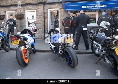 Hawes, North Yorkshire, Großbritannien. 22. März 2020. Hawes in Wensleydale, North Yorkshire, war überfüllt mit Besuchern, viele von ihnen Motorradfahrer aus ganz Nordengland, ignorierten den Rat der Regierung, während des Covid-19-Ausbruchs zu Hause zu bleiben, und schürten die Spannungen mit der lokalen isolierten ländlichen Gemeinde. Quelle: Wayne HUTCHINSON/Alamy Live News Stockfoto