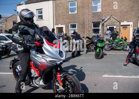 Hawes, North Yorkshire, Großbritannien. 22. März 2020. Hawes in Wensleydale, North Yorkshire, war überfüllt mit Besuchern, viele von ihnen Motorradfahrer aus ganz Nordengland, ignorierten den Rat der Regierung, während des Covid-19-Ausbruchs zu Hause zu bleiben, und schürten die Spannungen mit der lokalen isolierten ländlichen Gemeinde. Quelle: Wayne HUTCHINSON/Alamy Live News Stockfoto