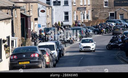 Hawes, North Yorkshire, Großbritannien. 22. März 2020. Hawes in Wensleydale, North Yorkshire, war überfüllt mit Besuchern, viele von ihnen Motorradfahrer aus ganz Nordengland, ignorierten den Rat der Regierung, während des Covid-19-Ausbruchs zu Hause zu bleiben, und schürten die Spannungen mit der lokalen isolierten ländlichen Gemeinde. Quelle: Wayne HUTCHINSON/Alamy Live News Stockfoto