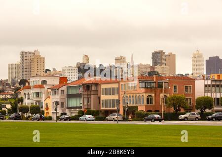 San Francisco, Kalifornien, Vereinigte Staaten - Marina Boulevard und Skyline der Hügel im Rücken. Stockfoto