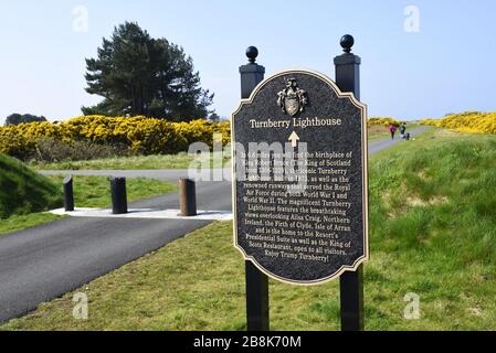 Schild Turnberry Lighthouse neben dem Turnberry Golf Course in der Nähe von Maybole in Ayrshire, Schottland. In 24 Meter Höhe stehend, mit 76 Stufen nach oben, Stockfoto