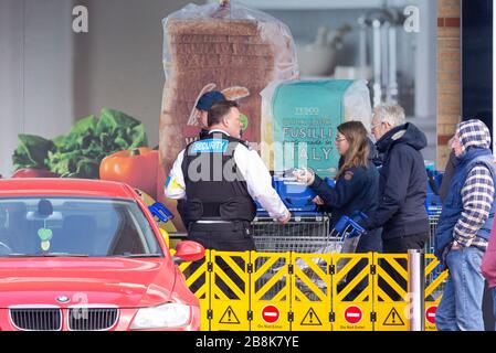 Tesco Supermarkt in Southend on Sea mit Wachmann, der die Käufer morgens in der Schlange kontrolliert. Panik beim Kauf von Einkaufserreaktionen. Wichtige NHS-Mitarbeiter Stockfoto