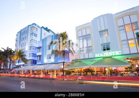 South Beach, Miami, Florida, Vereinigte Staaten - Hotels, Bars und Restaurants am Ocean Drive im berühmten Art-Deco-Viertel.