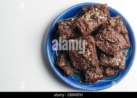 Olivenöl Brownies mit Meersalz und Demerara Zucker Stockfoto