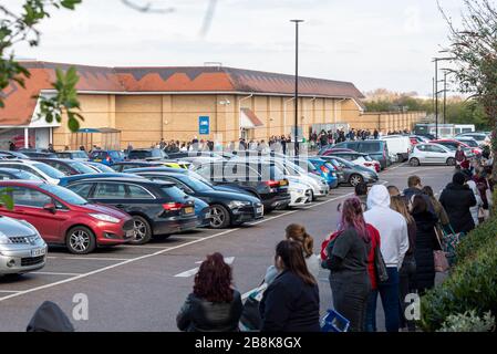 Tesco Supermarkt in Southend on Sea mit einer riesigen Anzahl von Käufern, die morgens Schlange stehen. Panik beim Kauf von Geschäften, die während der COVID-19 eng beieinander stehen Stockfoto