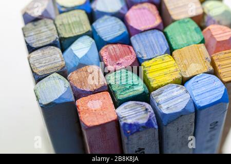 Bunte Flusskrebse auf weißem Hintergrund. Stockfoto