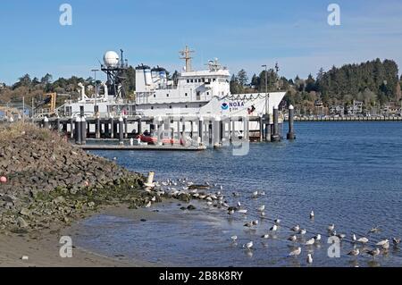 Das NOAA-Schiff (National Oceanic and Atmospheric Administration) Hi'ialakai (R 334), Teil der Pazifikflotte, die in Newport, Oregon stationiert ist. Stockfoto