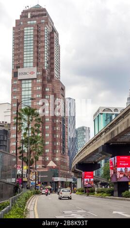 HSBC Bukit Bintang Branch Tower auf Jalan Sultan Ismail und erhöhte KL Monorail Line Kuala Lumpur Malaysia. Stockfoto