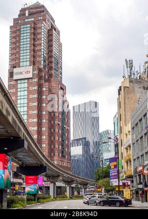 HSBC Bukit Bintang Branch Tower auf Jalan Sultan Ismail und erhöhte KL Monorail Line Kuala Lumpur Malaysia. Stockfoto